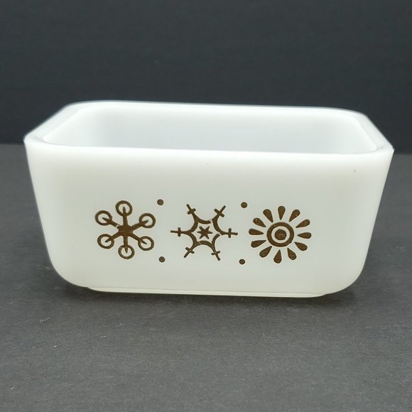 Glasbake White Milk Glass Gold Snowflakes Refrigerator Dish 1 Pint J-258-9 1Pt - Picture 2 of 8